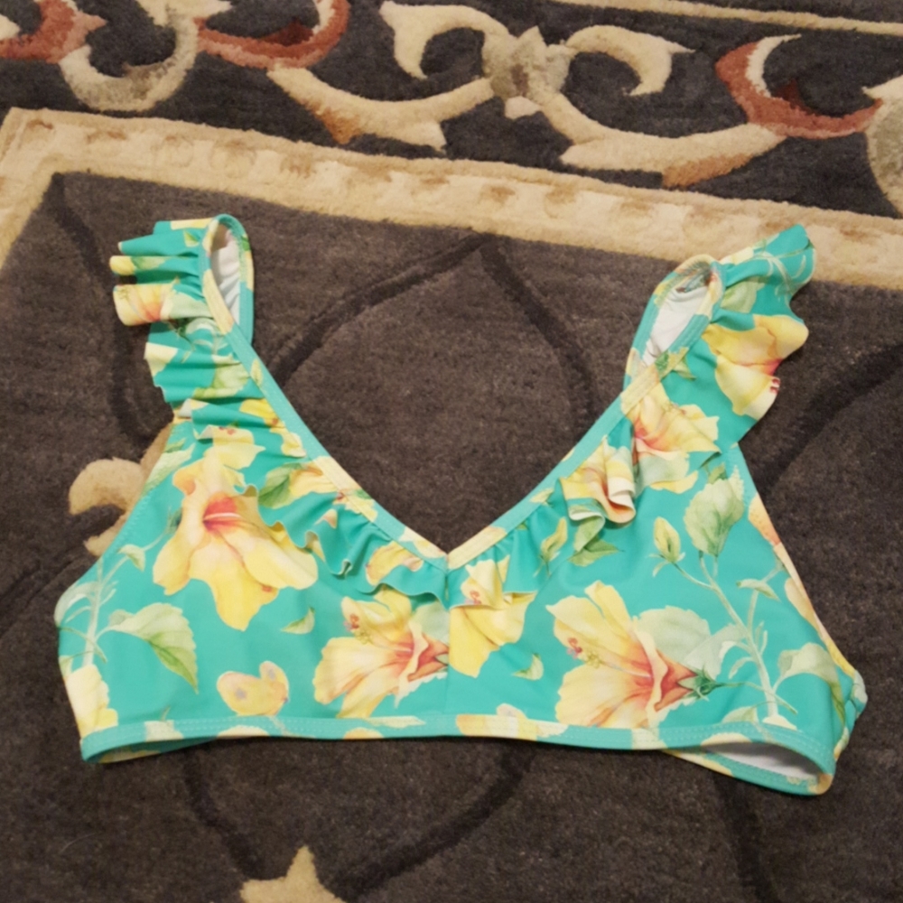 BOGO Cupshe floral flutter bikini top.